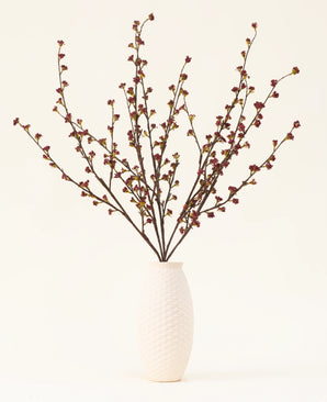Het Zijden kunstbloemen boeket Callicarpa Paars is gerangschikt in een waaiervorm - perfect voor herfsttentoonstellingen of om levendige paarse zijden bloemen te laten zien tegen een lichte achtergrond.