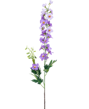 De Kunstbloem Delphinium 79 cm paars heeft een enkele groene stengel met meerdere lichtpaarse en paarse bloemen, gele hartjes en groene bladeren op een effen witte achtergrond.