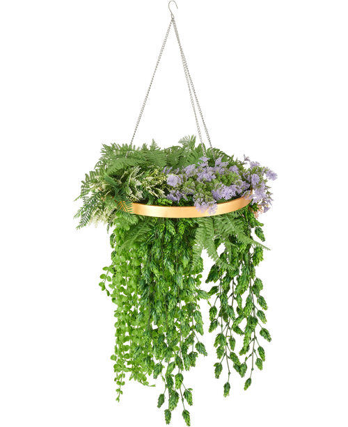 De Kunst hangplant varen UV 40 cm in ring goud heeft realistisch groen hangend varenblad gerangschikt in een gouden ring en is opgehangen aan zilveren kettingen voor een stijlvolle hangende display.