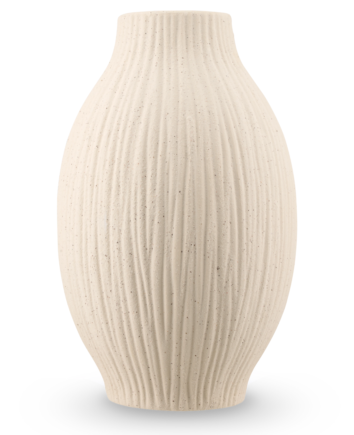De Vaas Silent Leaf 25 cm in beige is een vaas van gestructureerd keramiek met een rond lichaam, smalle hals en verticale geribbelde lijnen, tegen een effen witte achtergrond.