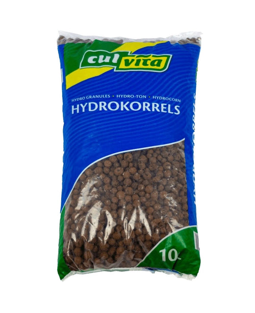 Een 10-liter zak van Hydrokorrels met een blauwe en groene verpakking heeft aan de voorkant een doorzichtig venster dat de bruine kleikorrels binnenin laat zien.