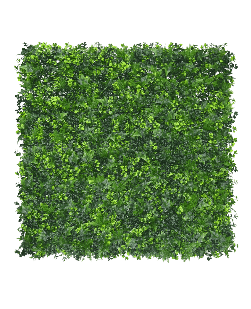 De Kunsthaag mat mix 50x50 cm heeft dicht, kunstmatig groen gebladerte in verschillende tinten, netjes gerangschikt om een levendig greenwall effect te creëren tegen een effen witte achtergrond.