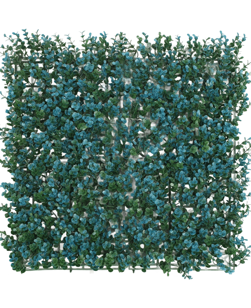 De Kunsthaag Buxus blauw 50x50 cm UV is een dicht vierkant paneel van kunstmatige groene bladeren en kleine blauwe bloemen op een rasterdrager, van bovenaf gezien tegen een witte achtergrond.