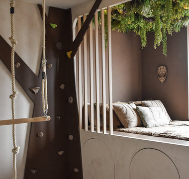 Een kinderkamer met onze Kunsthaag Lush Deco Deluxe