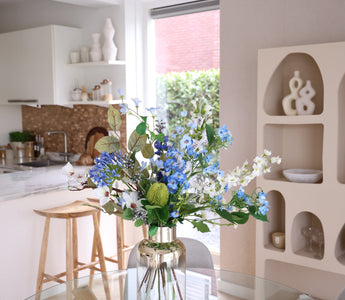 Blauwe sferen in huis met kunstbloemen boeket Cool Breeze.