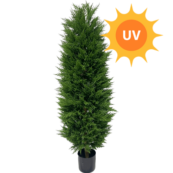 Hoge kunstmatige groene boom in pot met dicht gebladerte, geplaatst op een witte achtergrond. In de rechterbovenhoek staat een oranje zonpictogram met UV-tekst.