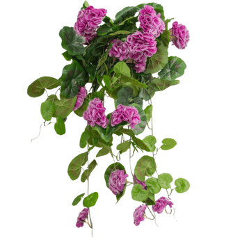 Een hangende kunstplant met weelderige groene bladeren en trossen levendige paarse bloemen, die naar beneden vallen tegen een witte achtergrond.