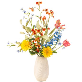 Een crèmekleurige vaas bevat een kleurrijk boeket met gele, roze en blauwe bloemen, samen met groene bladeren en oranje accenten, tegen een witte achtergrond.