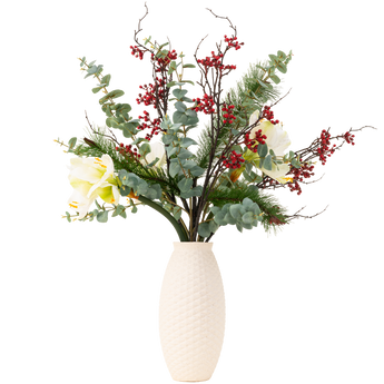 Een vaas met witte textuur bevat een arrangement van groen gebladerte, rode bessen, witte bloemen en dunne bruine takken tegen een effen witte achtergrond.