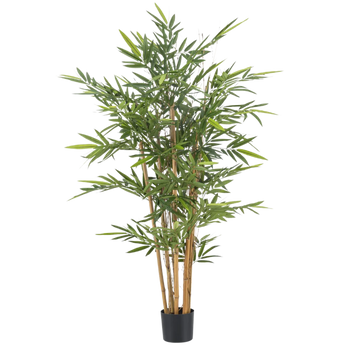 Een kunstbamboeplant in pot met lange, dunne groene bladeren en verschillende lichtbruine stengels, geplaatst in een kleine zwarte pot tegen een effen witte achtergrond.