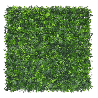 Een dicht, vierkant paneel van kunstmatig groen gebladerte met verschillende tinten groene bladeren, waardoor het lijkt op een verticale tuin of decoratieve haag tegen een witte achtergrond.