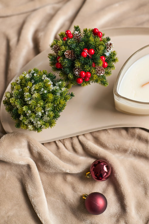 Kunstkerstplant met dennenappels in pot "Elva" 14 cm