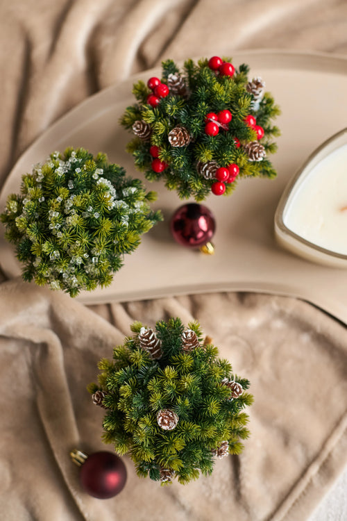 Kunstkerstplant met dennenappels in pot "Elva" 14 cm