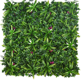De Kunsthaag Olivine 100x100 cm UV is een dicht verticaal tuinpaneel met groene bladplanten met kleine paarse bloemen, perfect om levendig groen toe te voegen aan elke ruimte.