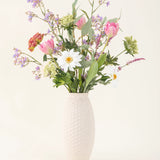 Het Zijden kunstbloemen boeket Pink Bloom Vibes is een prachtig vaasarrangement van zijden bloemen dat blijvende elegantie brengt in elke ruimte.