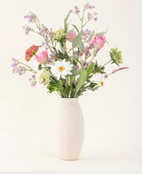 Het Zijden kunstbloemen boeket Pink Bloom Vibes is een prachtig vaasarrangement van zijden bloemen dat blijvende elegantie brengt in elke ruimte.