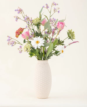 Het Zijden kunstbloemen boeket Pink Bloom Vibes is een prachtig vaasarrangement van zijden bloemen dat blijvende elegantie brengt in elke ruimte.