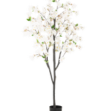 De Kunst Kersenbloesem 180 cm wit is een hoge kunstboom met meerdere donkerbruine takken, witte bloesems en groene bladeren in een eenvoudige zwarte pot, tegen een effen witte achtergrond.