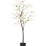 De Kunst Kersenbloesem 150 cm wit is een hoge kunstkersenboom met delicate witte bloemen en kleine groene blaadjes in een eenvoudige zwarte pot, afgebeeld tegen een effen lichte achtergrond.