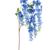 Een enkele Kunst Blauweregen steel van 115 cm met levendige blauwe blauweregen bloemen en groene bladeren op een lange, slanke bruine steel, geïsoleerd op een witte achtergrond.