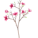 De Kunsttak Magnolia kleinbloemig 89 cm roze heeft een tak met verschillende bloeiende roze magnolia bloemen en groene bladeren, perfect voor decoratief gebruik.
