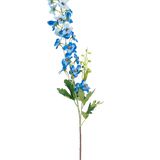 De Kunstbloem Delphinium 79 cm blauw heeft een enkele lange steel met blauwe bloemen in trossen en groene bladeren tegen een witte achtergrond. De bloemen gaan van licht- naar diepblauw langs de bovenkant van de steel.