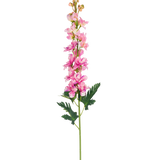 Een enkele Kunstbloem Delphinium 79 cm roze bloem met groene, diep gelobde bladeren, geïsoleerd op een witte achtergrond.