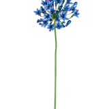 De Kunstbloem Agapanthus 77 cm blauw heeft één lange groene steel met daarop een tros levendige blauwe en paarse bloemen tegen een effen witte achtergrond.
