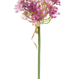 De Kunstbloem Allium 60 cm paars heeft een hoge groene steel met een hartvormige tros kleine roze en paarse bloemen, geaccentueerd door een dun, gedroogd lichtbruin blad dat losjes om de steel zit, tegen een witte achtergrond.