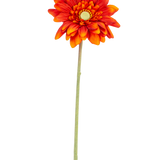 De Kunstbloem Gerbera mini 47 cm zacht oranje is een kunstmadeliefje met gelaagde bloemblaadjes, een geel hart en een lange groene steel, geïsoleerd weergegeven op een witte achtergrond.
