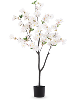 De Kunst Kersenbloesem 120 cm wit is een kunstboom in pot met donkerbruine takken, groene bladeren en trossen witte bloesembloemen tegen een effen witte achtergrond.