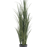De Kunstgras Groen UV 120cm is een hoge kunstgrasplant met lange, slanke groene bladeren in een eenvoudige zwarte pot, tegen een effen witte achtergrond.
