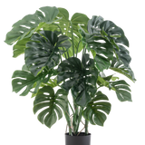De Kunstplant Monstera 90 cm heeft grote, gespleten groene bladeren en wordt geleverd in een zwarte pot, tegen een effen witte achtergrond.