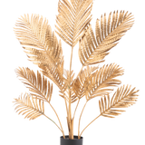 De Kunstpalm Areca goud 120 cm heeft metallic gouden palmbladeren in een zwarte pot, tegen een effen witte achtergrond.