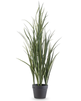 De Kunstgras Groen UV 90cm is een hoge kunstplant met lange, slanke groene bladeren die rechtop staan in een donkergrijze pot op een effen witte achtergrond.