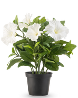 De Kunstbloem Petunia plant UV 25 cm groot heeft grote witte trompetvormige bloemen en weelderige groene bladeren in een zwarte plastic pot, tegen een effen witte achtergrond.