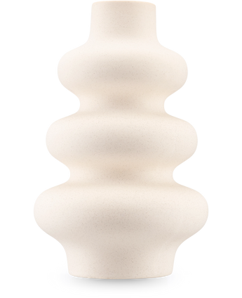 De Vaas Meadow 21 cm beige is een sculpturale, matte keramieken vaas met een golvende vorm en glad oppervlak, afgebeeld tegen een effen witte achtergrond.