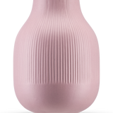 De Vaas Botan 22 cm oud roze is een lichtroze vaas van keramiek met een ronde basis, smalle hals en verticale geribbelde textuur op de bovenste helft. De matte, gladde afwerking maakt hem ideaal voor een moderne inrichting.