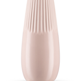 De Vaas Dew 25 cm roze is een vaas van lichtroze keramiek met een glanzende afwerking, verticale ribbels op de bovenste helft en een gladde onderkant - perfect om zijden bloemen in te zetten.