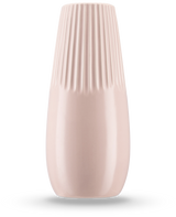 De Vaas Dew 25 cm roze is een vaas van lichtroze keramiek met een glanzende afwerking, verticale ribbels op de bovenste helft en een gladde onderkant - perfect om zijden bloemen in te zetten.