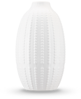De Vaas Little Flora 21 cm in gebroken wit is een matte keramiek vaas met een verhoogd, op zee-egels geïnspireerd stippelpatroon - ideaal voor kunstbloemen - tegen een effen witte achtergrond.