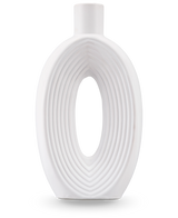 De Vaas Soft Bloom 27 cm off-white is een moderne keramiek vaas met een ovale vorm, concentrische ribbels, een hol midden, gladde afwerking en een kleine cilindrische hals - ideaal voor het tentoonstellen van zijden kunstbloemen.