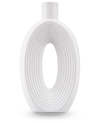 De Vaas Soft Bloom 27 cm off-white is een moderne keramiek vaas met een ovale vorm, concentrische ribbels, een hol midden, gladde afwerking en een kleine cilindrische hals - ideaal voor het tentoonstellen van zijden kunstbloemen.