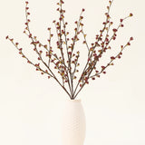 Het Zijden kunstbloemen boeket Callicarpa Paars is gerangschikt in een waaiervorm - perfect voor herfsttentoonstellingen of om levendige paarse zijden bloemen te laten zien tegen een lichte achtergrond.
