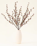 Het Zijden kunstbloemen boeket Callicarpa Paars is gerangschikt in een waaiervorm - perfect voor herfsttentoonstellingen of om levendige paarse zijden bloemen te laten zien tegen een lichte achtergrond.