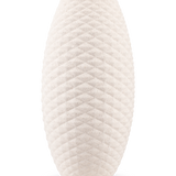 De Vaas Vessel 33 cm beige is een hoge vaas van gebroken wit keramiek met een oppervlak in ruitpatroon en een brede, licht uitlopende opening, tegen een effen witte achtergrond.