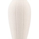 De Vaas Wild Petal 26 cm beige is een hoge vaas van gestructureerd keramiek met verticale ribbels en een licht uitlopende rand, tegen een effen witte achtergrond.