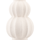 De Vaas Bloomnest 24 cm beige is een witte vaas van gestructureerd keramiek met een matte afwerking en een afgeronde dubbele kalebasvorm met verticale groeven. Ideaal voor kunstbloemen. Afgebeeld tegen een effen, lichtgekleurde achtergrond.