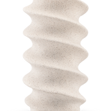 De Vaas Tiny Forst 21 cm beige is een hoge keramieken vaas met textuur, een beige, gespikkeld oppervlak en een golvend spiraalvormig ontwerp, ideaal om zijden kunstbloemen op een witte achtergrond weer te geven.
