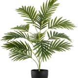 De Kunstpalm Phoenix 65 cm, met weelderige groene bladeren, staat in een strakke zwarte sierpot tegen een effen witte achtergrond.